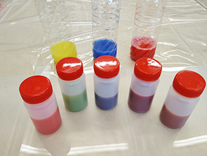 絵の具で絵を書いている画像